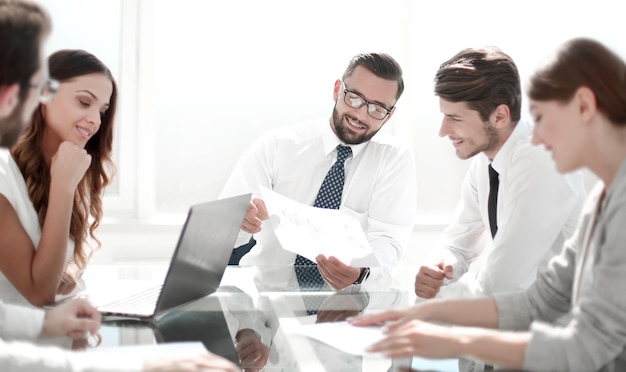 Il team professionale di affari discute i termini del contrattoil concetto di lavoro di squadra