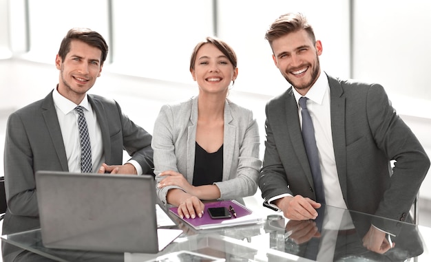 Профессиональная бизнес-команда сидит за столом