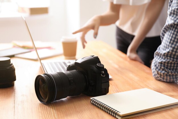 写真 屋内のテーブルにプロ用カメラ