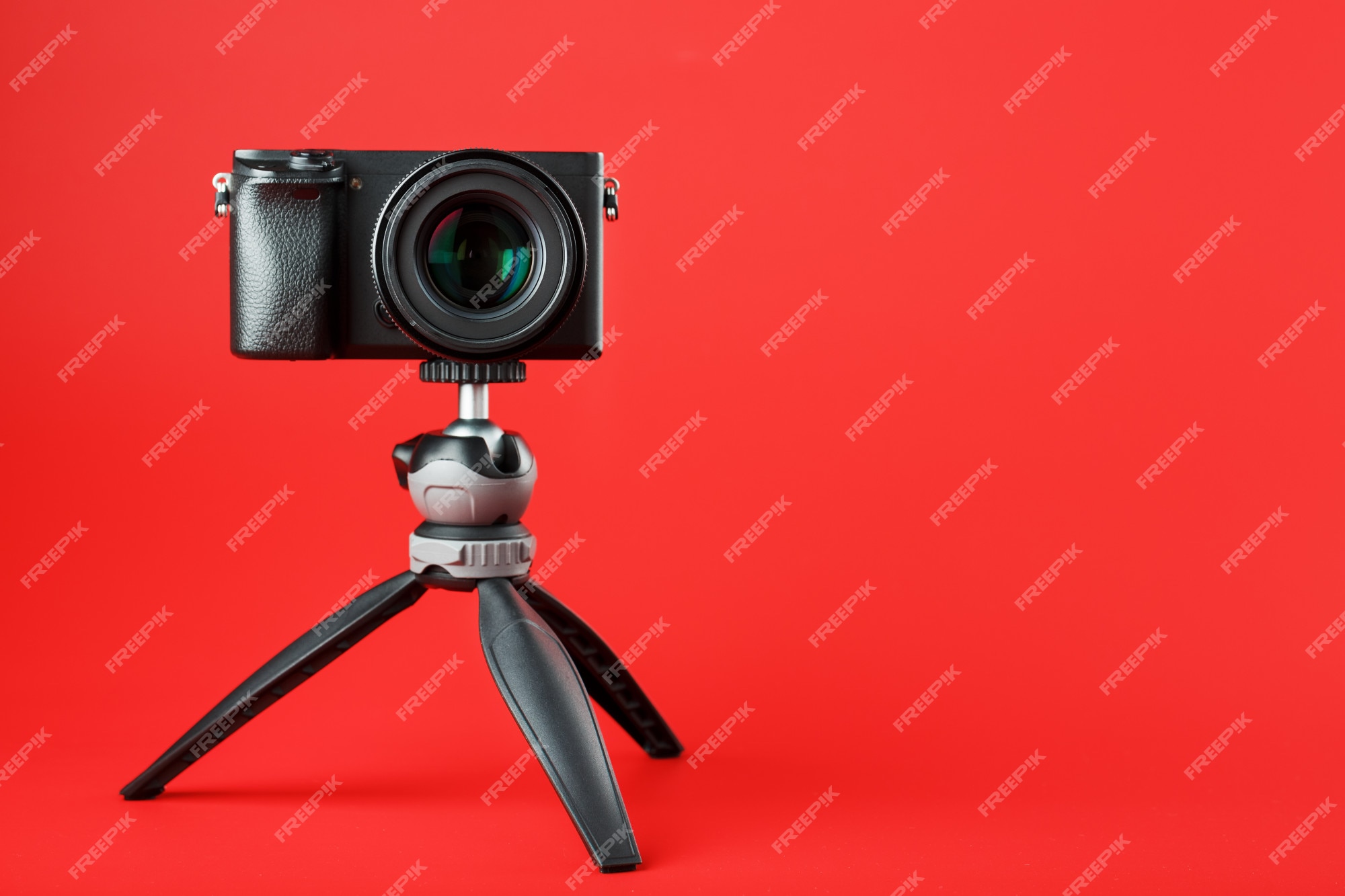 Ghi hình chuyên nghiệp với camera trên chân đế trên nền đỏ sẽ khiến bạn trở nên chuyên nghiệp hơn trong việc quay phim. Chân đế và nền đỏ giúp tạo nên một không gian mô phỏng phòng quay, giúp bạn quay lại những hình ảnh chuyên nghiệp như một đạo diễn chuyên nghiệp.