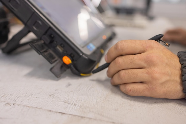 Meccanico professionista che lavora nel servizio di riparazione auto.