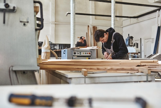 Photo professional carpenter at work he is carving wood using a woodworking tool carpentry and craftsmanship concept horizontal shot selective focus