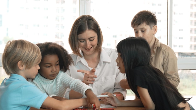 Foto insegnante caucasico professionista che racconta storie a studenti diversi