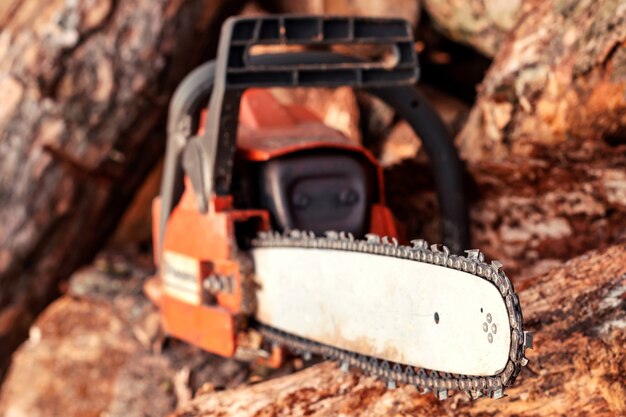 Photo professional chainsaw blade cutting log of wood