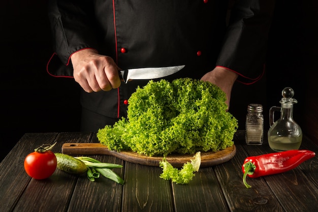 A professional chef prepares diet food from Lettuce