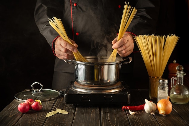 Foto uno chef professionista prepara la zuppa di spaghetti in una pentola in cucina