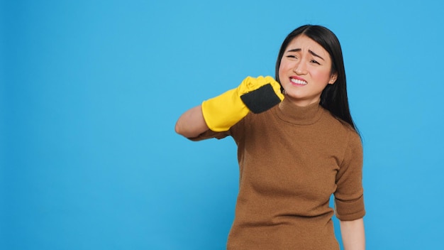 Detergente professionale che esegue una pulizia intensa utilizzando una spugna, garantendo al contempo che ogni superficie sia pulita e igienica. la governante asiatica era abile nell'arte delle pulizie, girato in studio