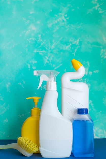 Foto attrezzature per la pulizia professionale sull'azzurro