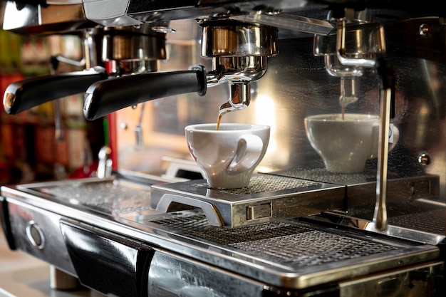 Photo professional coffee machine pouring espresso