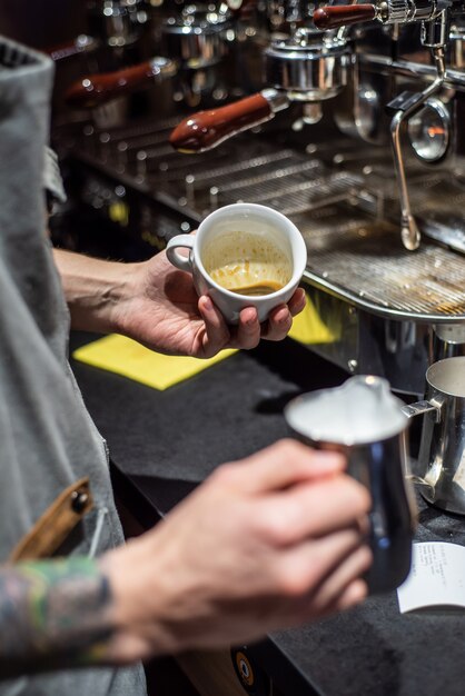 カフェでのプロのコーヒー作り