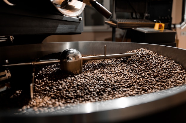 Foto processo di tostatura professionale del caffè