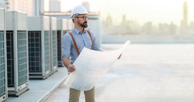 建設現場のプロの建設労働者。 buildindの屋上にいる電気技師技術者。