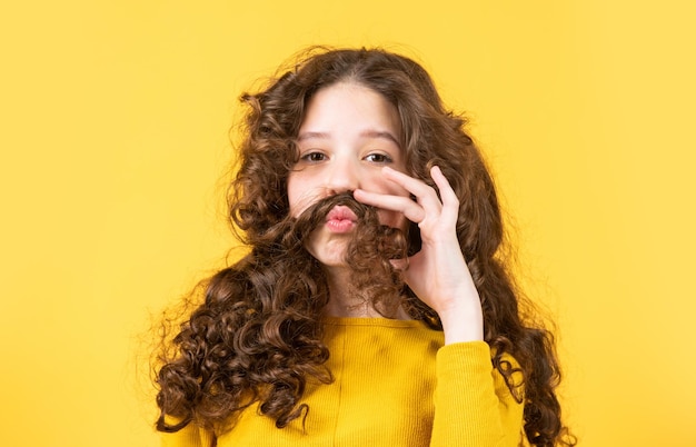 プロの化粧品自由自己表現女の子美容院光沢のあるカールを楽しむヘアスタイルパーティー美容用品ロングヘアをブラッシング小さな子供巻き毛ファッションと美しさ