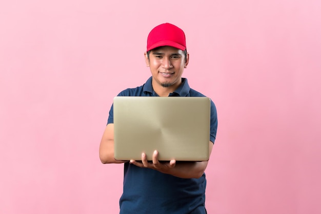 Photo professional courier in red cap working typing on laptop service concept