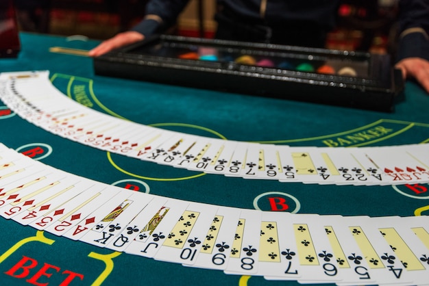 Photo professional croupier during cards