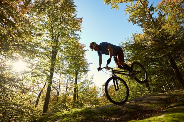 Ciclista professionista in equilibrio sulla bicicletta di prova al tramonto