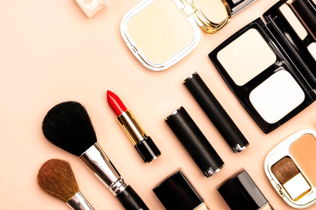 ヌードピンクの背景にプロの装飾化粧品化粧品とアクセサリー最小限のスタイル美容ファッションの顔とショッピングブロガーのコンセプトコピースペースバナー