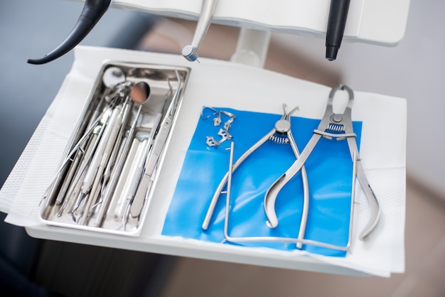 사진 치과 의사의 사무실에서 전문 치과 장비