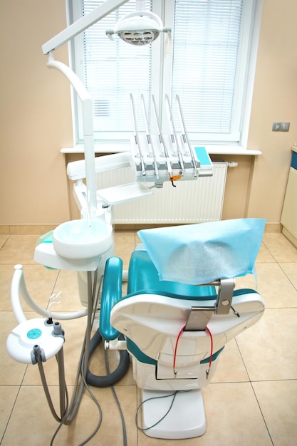 Foto strumenti e sedia del dentista professionale nello studio dentistico immagine concettuale di igiene e salute dentale