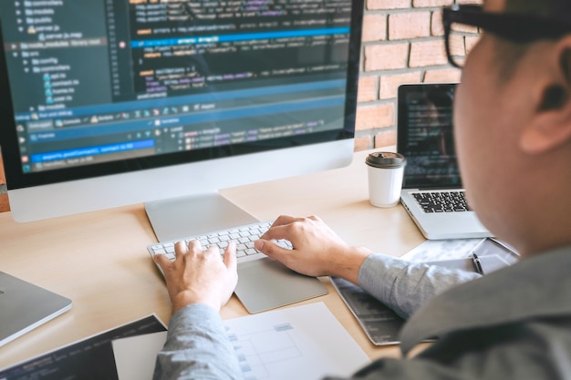 ソフトウェアWebサイトの設計およびコーディング技術を扱うプロの開発者プログラマー、会社のオフィスでコードとデータベースを書く、グローバルサイバー接続技術