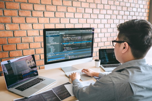 ソフトウェアのWebサイトの設計とコーディング技術を専門の開発者プログラマー