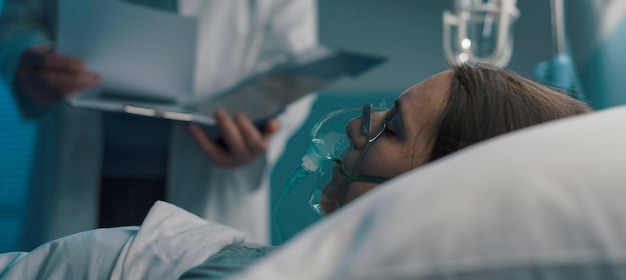 Photo professional doctor assisting a patient and checking medical records