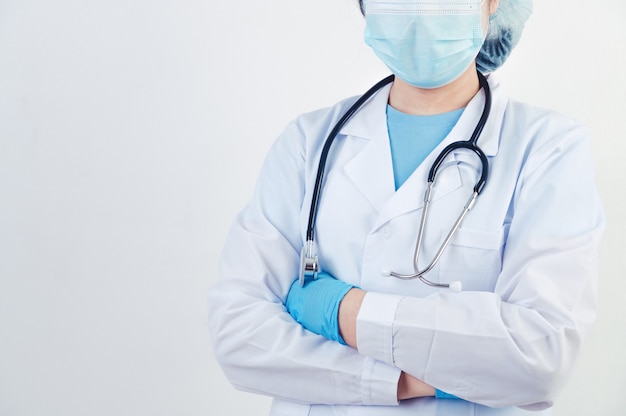 Medico professionista che fa gesti con le braccia incrociate per creare fiducia nei pazienti su sfondo bianco. personale medico e concetto di persone sanitarie. copia spazio