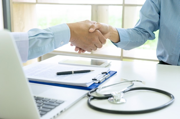 Photo professional doctor handshake to the patient