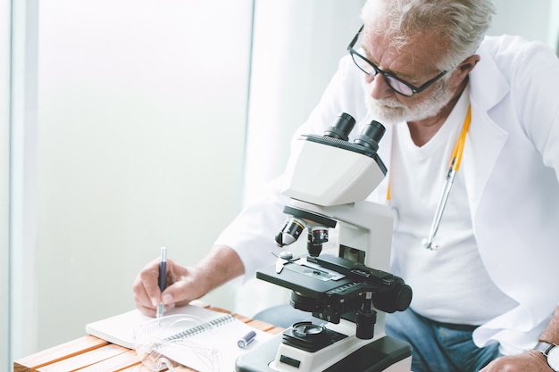 La ricerca di lavoro professionale dello scienziato medico nuovo vaccino e virus e la stesura della nota scrivono al laboratorio dell'ospedale.