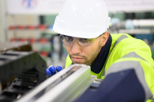 Photo professional engineer checking and repairing parts of robotic arm