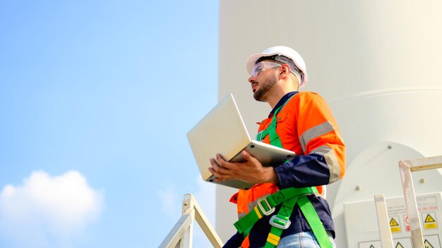 Photo professional engineer using walkietalkie working at wind turbine farm