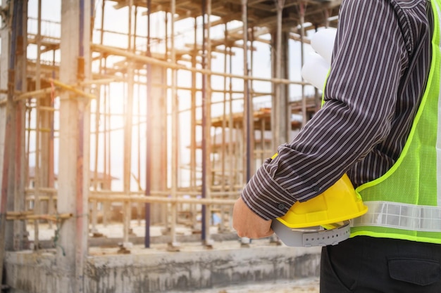 Ingegnere professionista lavoratore presso il cantiere edile casa