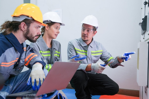 Foto lavoratori ingegneri professionisti che addestrano e testano la macchina presso la fabbrica industriale concetto di funzionamento delle persone nell'industria software di programmazione di robot industriali per la tecnologia di produzione automatizzata