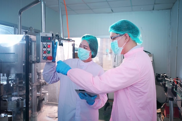 Foto ingegneria professionale, lavoratore, controllo qualità uomo, controllo in fabbrica