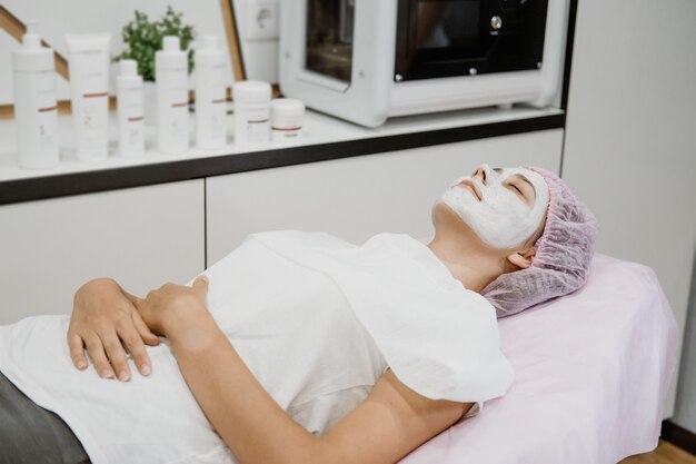 Foto routine professionale per la cura della pelle del viso per adolescenti nel salone di bellezza maschera viso professionale per giovani