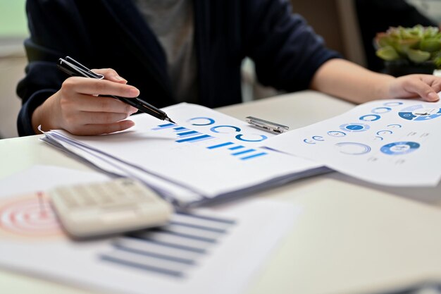 Foto ragioniere professionista che controlla il suo rapporto finanziario alla sua scrivania dell'ufficio