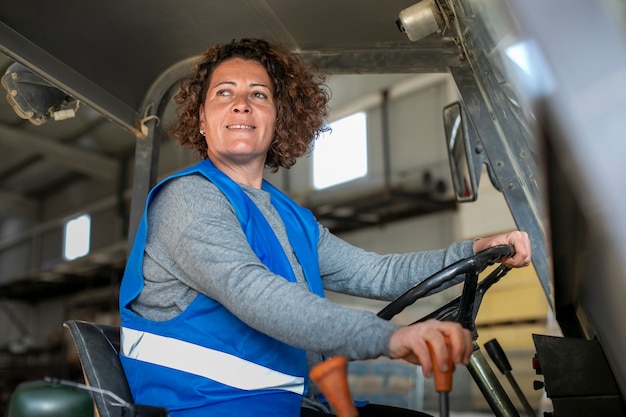 写真 プロの女性ドライバーが運転する車両