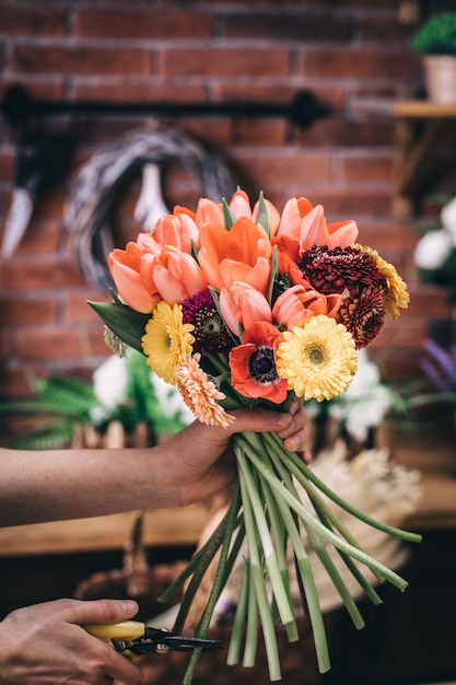 Photo professional florists making flowers bouquets