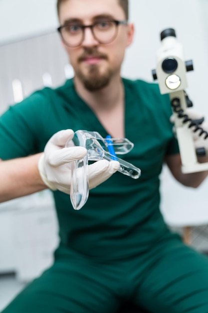 Foto ginecologo professionista con dispositivo giovane medico diagnostico