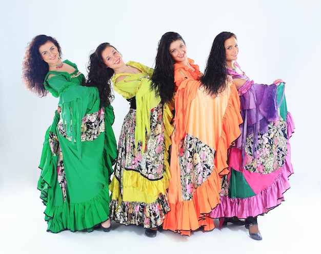Профессиональный цыганский танцевальный коллектив в национальных костюмах, исполняющий народный танец