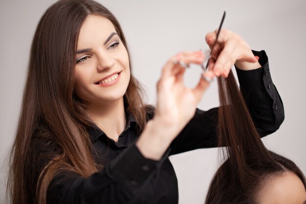 プロの美容師が自宅でヘアケア手順を行います