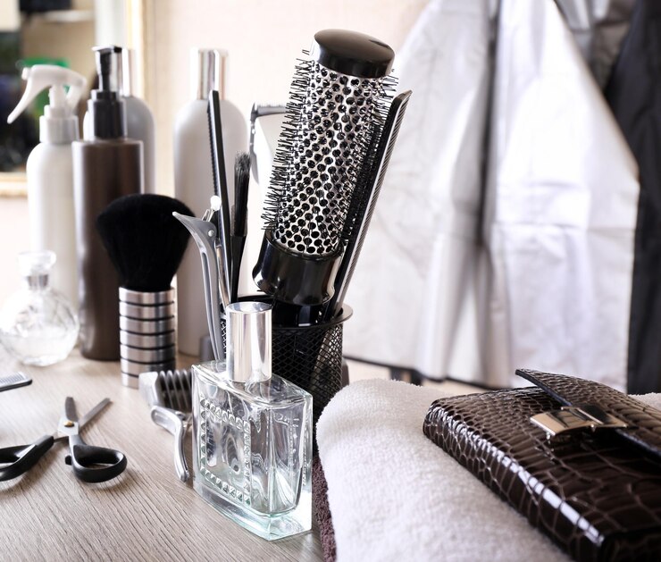 Photo professional hairdresser tools on table