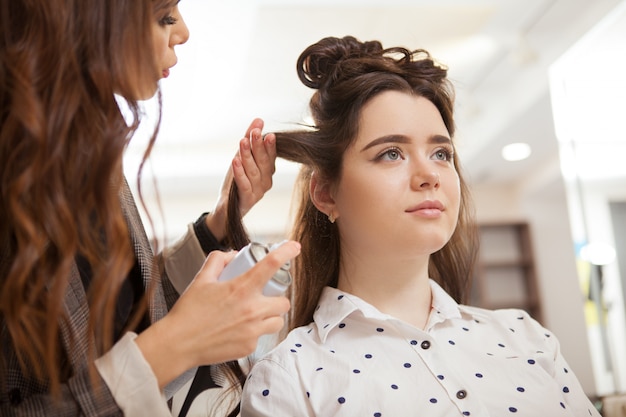 美容院で働くプロのヘアスタイリスト