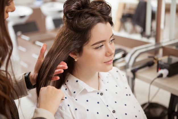 美容院で働くプロのヘアスタイリスト