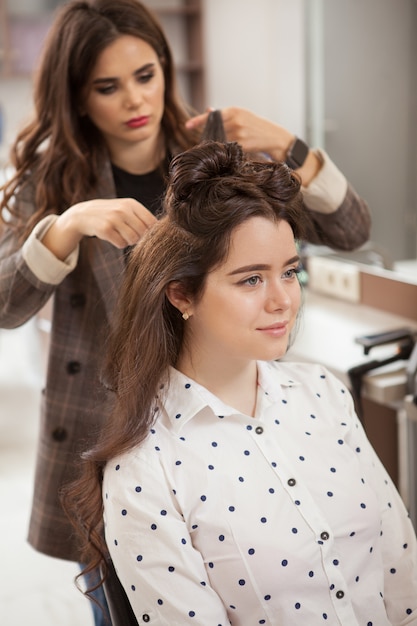 美容院で働くプロのヘアスタイリスト