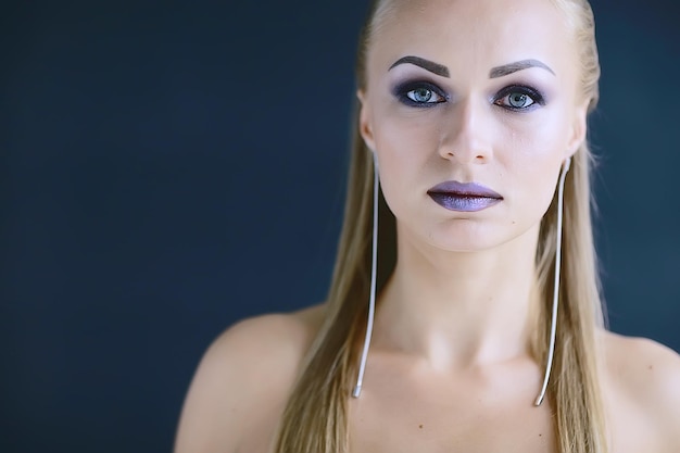 я даю ему со свежим макияжем