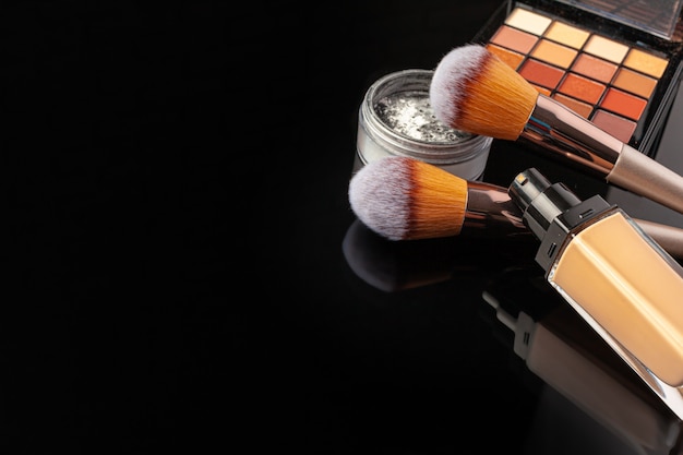 Фото Профессиональные кисти и инструменты для макияжа, набор косметики