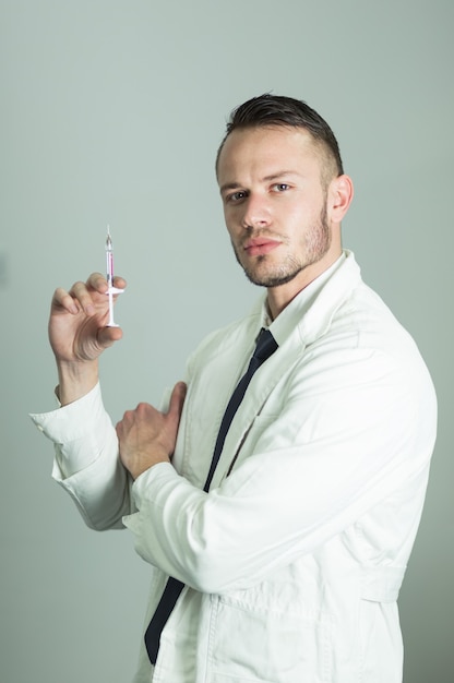 Foto medico maschio professionista che tiene il vaccino