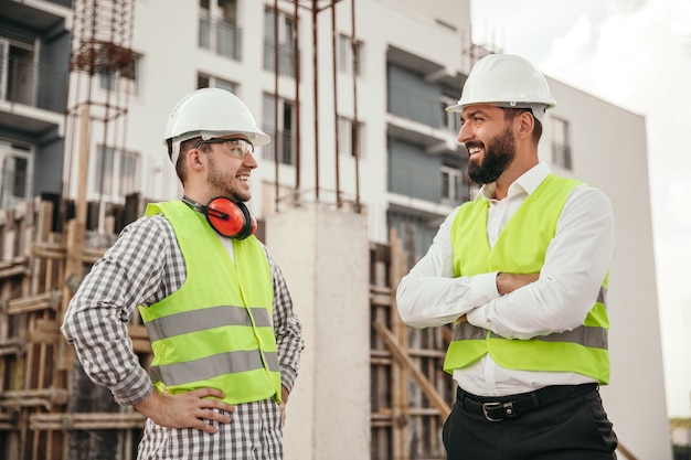 Ingegneri maschi professionisti che discutono del progetto