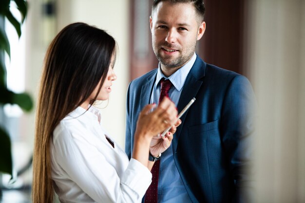 Partner commerciali maschili e femminili professionisti che si incontrano per discutere la strategia di pianificazione per un progetto di avvio comune.